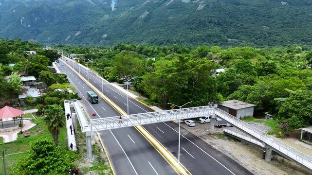 Puente peatonal sobre carretera y vegetaci&oacute;n en la Huasteca Potosina, San Luis Potos&iacute;, M&eacute;xico. 