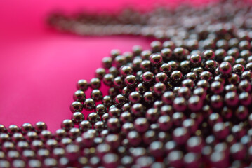 Silicone rose et billes en métal