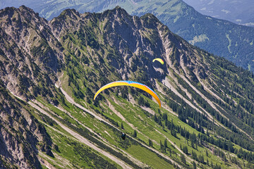 Paragleiter vor Bergkulisse