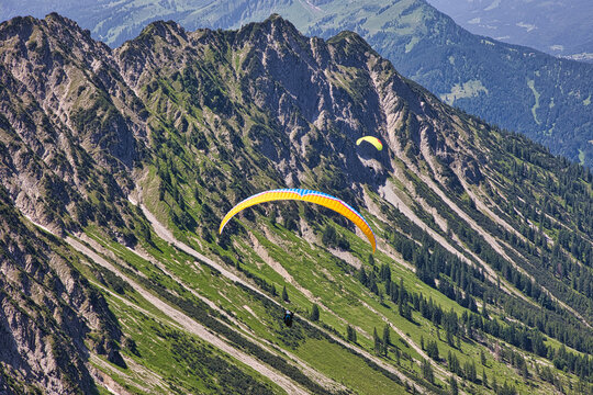 Paragleiter vor Bergkulisse
