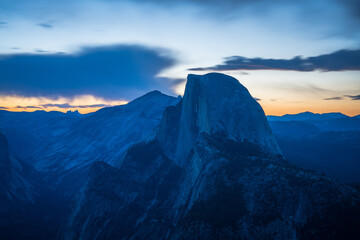 Obraz premium beautiful sunrise over half dome at glacier point in yosemite national park, california