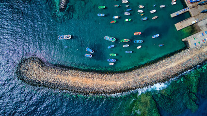 Imágenes aéreas del puerto de Tajao y sus barcos de pesca, Tenerife.