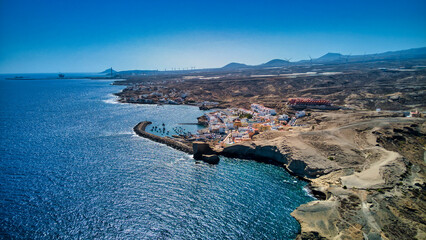 Imágenes aéreas del puerto de Tajao y sus barcos de pesca, Tenerife.