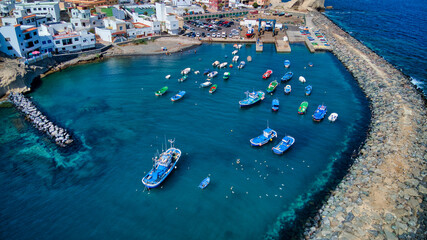 Im&aacute;genes a&eacute;reas del puerto de Tajao y sus barcos de pesca, Tenerife.