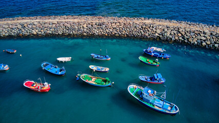 Imágenes aéreas del puerto de Tajao y sus barcos de pesca, Tenerife.