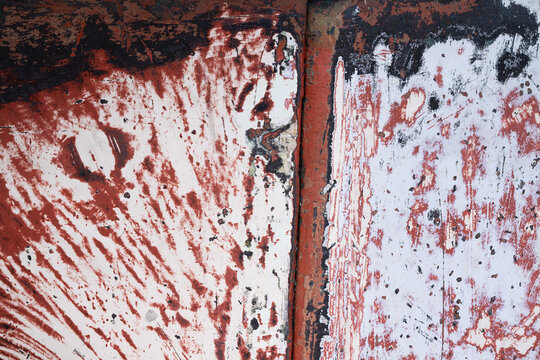 Schleifspuren in den Grundierungsschichten eines Bootsrumpfes