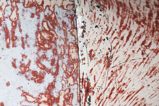 Schleifspuren in den Grundierungsschichten eines Bootsrumpfes