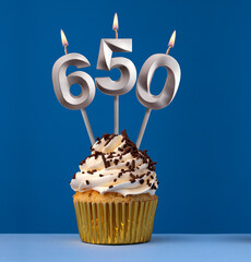 Number of followers or likes - Candle number 550. cupcake