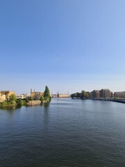 Naklejka premium ein wunderschöner Blick auf die Spree (Fluss) in Berlin Oberschöneweide (Treptow/Köpenick)