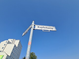Fototapeta premium Strassenschild der Kupferkampstrasse in Berlin Oberschöneweide (Treptow/Köpenick) - für Artikel rund um die Kupferkampgegend und mehr