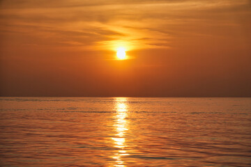Wunderschöner Sonnenuntergang über dem weiten Meer