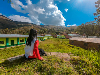 Mujer Atractiva en Pueblo Mágico de Perú .Cultura y Vestimenta Quechua en la Chacra