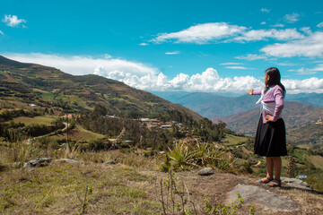 Naklejka premium Mujer Atractiva en Pueblo Mágico de Perú .Cultura y Vestimenta Quechua en la Chacra