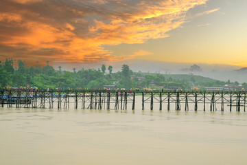Obraz premium Beautiful morning landscape Panorama Mon Bridge or Umanmanat wooden bridge. The longest wooden bridge in Thailand At Sangkhla Buri, Thailand