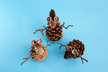 autumn craft for kids made of pine cones and acorns, activity for preschooler and toddler