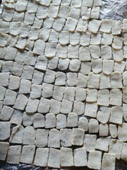 Rice crackers that are still wet are about to be dried in the sun