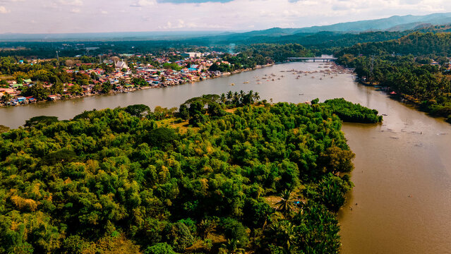 Boats and fishermen at the maragondon river cavite