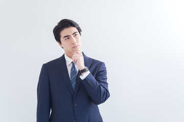 考えるビジネスマン（白背景・白バック）