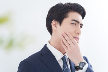 働くビジネスマンの美容（白背景・白バック）