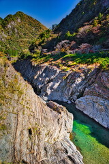 飛騨の山地では秋になると紅葉で渓谷が最も美しくなります