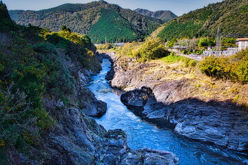 飛騨の山地では秋になると紅葉で渓谷が最も美しくなります