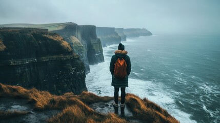 Obraz premium Solitary Figure at the Edge of the Cliffs