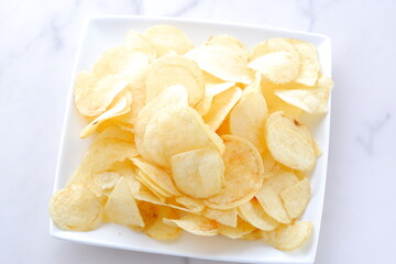 白い皿に山盛りのポテトチップス
