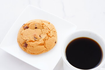 チョコレートがたっぷり入ったチョコチップクッキー、淹れたてのコーヒーで、コーヒーブレイク