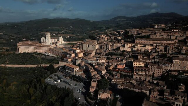 vista desde arriba aerea de la Ciudad pintoresca franciscana de As&iacute;s Italia Perugia vista de su hermosa e imponente arquitectura con historia de la ciudad de italia pueblo urbano entre las monta&ntilde;as