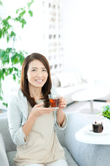 紅茶を飲むシニア女性