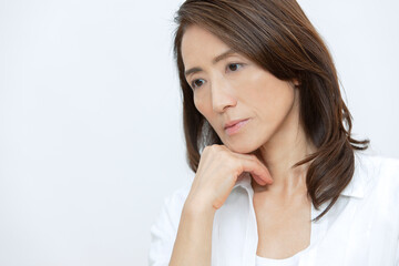 Fototapeta premium 考え事をするシニア女性