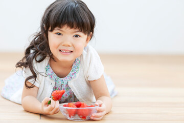 イチゴを食べる女の子