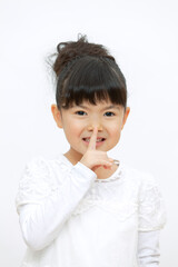 口に指を当てる女の子