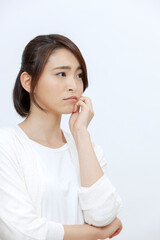 考え事をする女性のポートレート