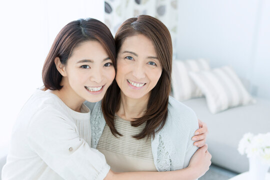 母親に抱きつく娘