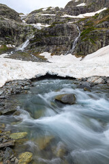 Schmelzwasser Bach bei Sustenbrüggli, Uri, Schweiz 