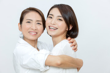 娘を抱きしめる母親