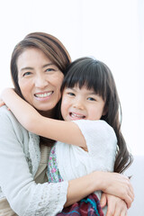 笑顔で寄り添う祖母と孫