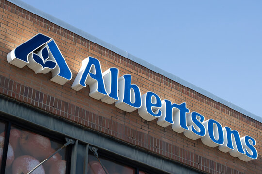 Portland, OR, USA - Apr 25, 2023: Albertsons sign is seen at one of its stores in Portland, Oregon. Albertsons Companies, Inc. is one of the largest food and drug retailers in the United States.