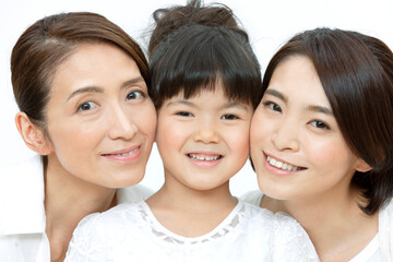 笑顔の３世代家族のポートレート