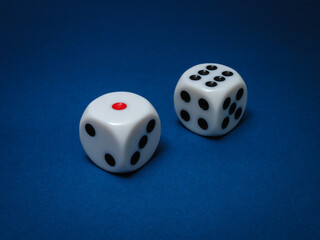 2つのサイコロ　不安　青背景