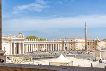 Naklejka premium Rome, Italy - April 11, 2024: Rome, Italy - April 11, 2024: St. Peter's Square in Vatican City, full of tourists in Rome, Italy