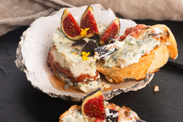 Appetizer - gorgonzola with mascarpone, figs, honey and herbs