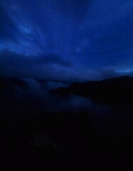 Fototapeta premium Noche Azúl con Cielo Estrellado
