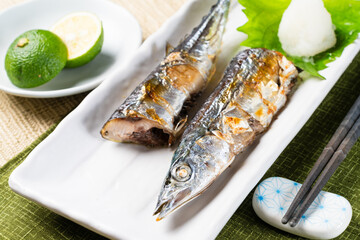 焼いた秋刀魚　食べ物イメージ