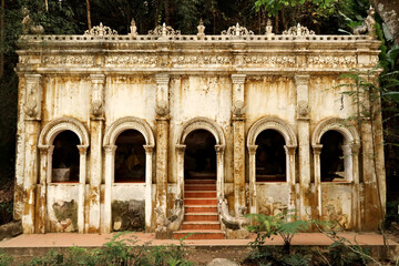 Obraz premium An elaborate historic building at the Meditation Point of the Wat Pha Lat Temple next to the Monks Trail up to the Doi Suthep Temple, Chiang Mai, Thailand