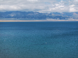 Obraz premium Aerial photography of the famous Sayram Lake and mountain ranges in Xinjiang, China
