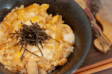 とろとろ卵と柔らかい鶏胸肉が絶品！心温まる親子丼の魅力を楽しむ