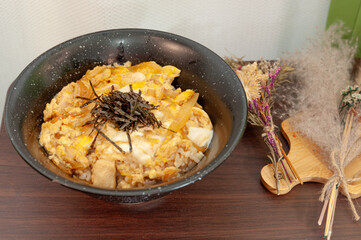 とろとろ卵と柔らかい鶏胸肉が絶品！心温まる親子丼の魅力を楽しむ