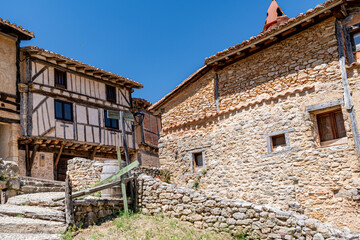Arquitectura popular en Calatañazor, pueblo en Tierras del Burgo en Soria,Castilla y León , España © gurb101088